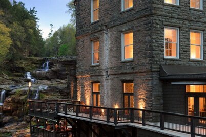 Wally’s Cottage |Kayaks|Hot Tub|Fire Pit|Central!