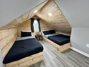 2 slaapkamers, een bureau, een strijkplank/strijkijzer, gratis wifi