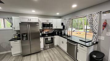 Geladeira, micro-ondas, fogão, cooktop