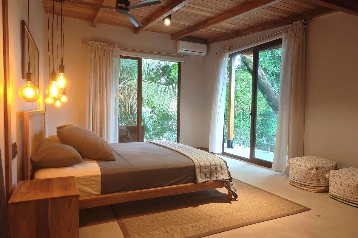 Chambre Panoramique, balcon, vue jardin | Literie de qualité supérieure, coffres-forts dans les chambres, bureau