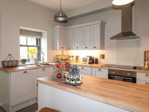 Kjøleskap, oppvaskmaskin, vannkoker og brødrister