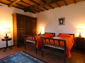 4 عدّة غرف نوم وواي فاي وملاءات أسرّة