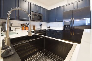 Frigorifero, microonde, forno, piano cottura