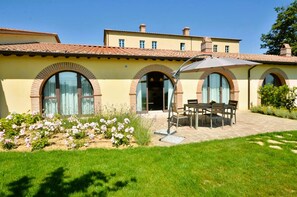 Outdoor dining - Luxury & Large Apt. in Siena Resort at Eagle (Trequanda)