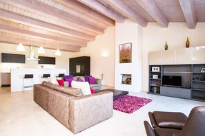 TV, fireplace - Luxury & Large Apt. in Siena Resort at Eagle (Trequanda)