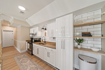 Sunset Estate 7 bedrooms, Sleeps 18! + Game Room