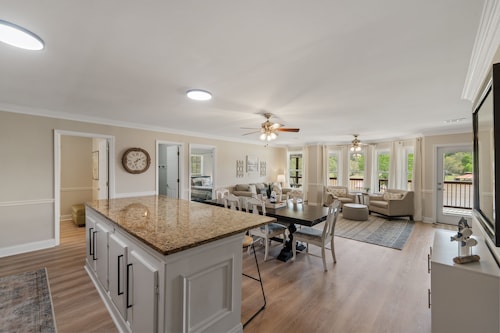 Sunset Estate 7 bedrooms, Sleeps 18! + Game Room