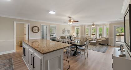 Sunset Estate 7 bedrooms, Sleeps 18! + Game Room