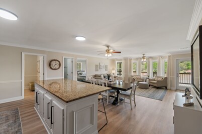 Sunset Estate 7 bedrooms, Sleeps 18! + Game Room