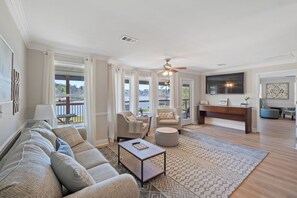 TV, video games, books - Sunset Estate 7 bedrooms, Sleeps 18! + Game Room (Sparta)