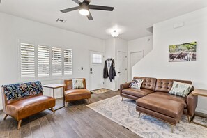 TV connectée, cheminée, écrans d'ordinateur