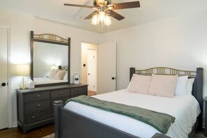 2 Schlafzimmer, hochwertige Bettwaren, Schreibtisch