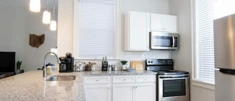 ثلاجة، ميكروويف، فرن، موقد طهي مسطح