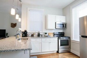 冰箱、微波炉、烤箱、炉灶