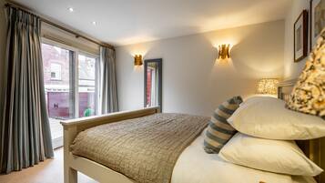 3 bedrooms, iron/ironing board, Internet