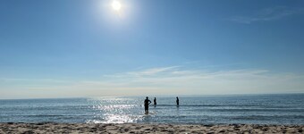 Spacious Condo, Family friendly, Walk to Private Beach