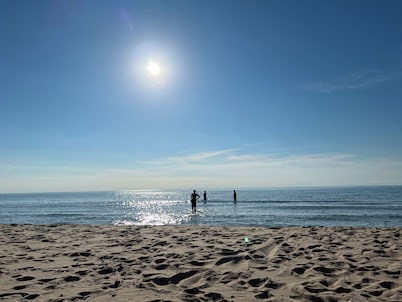 Spacious Condo, Family friendly, Walk to Private Beach