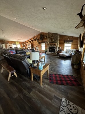 Smart TV, fireplace, DVD player, books - Escape to PARADISE on 10 sprawling acres in which to do anything you please! (Leasburg)