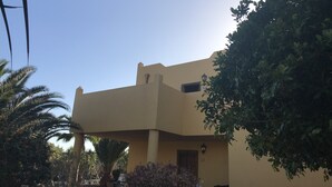 A building with a flat roof and a small window. - Holiday flat in a beautiful complex with large swimming pool and private terrace (Corralejo)