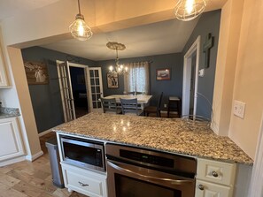 Frigorifero, microonde, forno, piano cottura