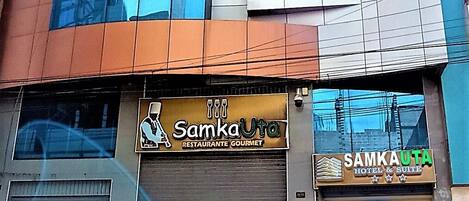 Vista frontal de la propiedad