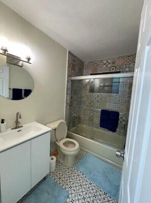 Sèche-cheveux, serviettes fournies, savon, shampoing