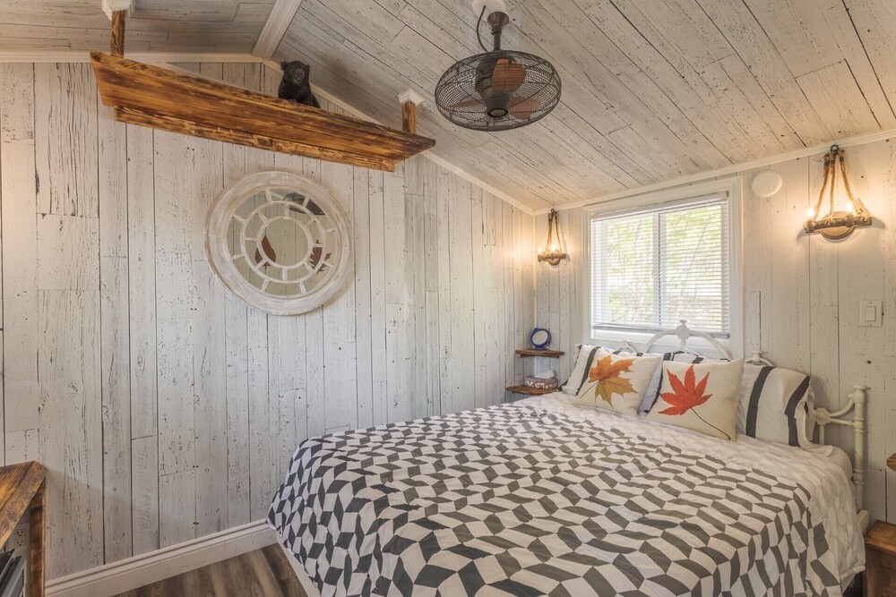 Picturesque Leonard Lake cottage Muskoka Lakes Vrbo