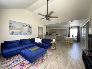 TV, stereo - Quiet 2BR 2BA, Laundry, Wi-Fi, Near Shops & Restos (McAllen)