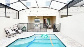 Een buitenzwembad, gratis zwembadcabana's en parasols bij het zwembad