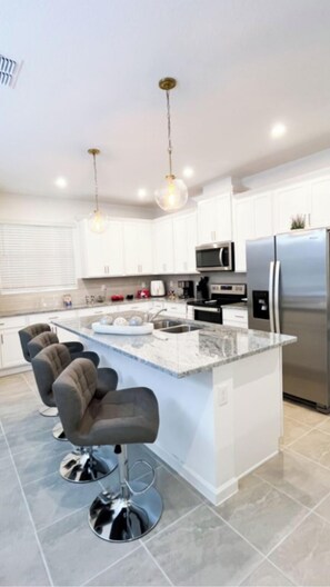 Casa Deluxe | Cocina privada | Refrigerador con congelador, microondas, horno y parrilla de estufa 