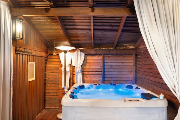 Elite Townhome | Private spa tub