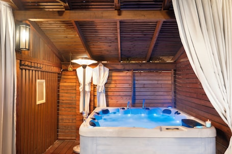 Bañera de hidromasaje privada