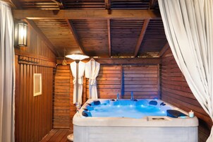 Elite Townhome | Private spa tub