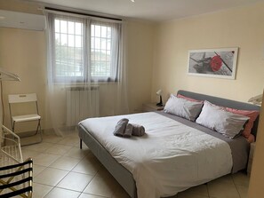 3 makuuhuonetta, työpöytä, silitysrauta/-lauta, vauvan matkasänky