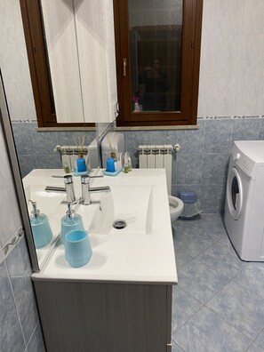 Suihku, hiustenkuivaaja, kylpytakit, bidee