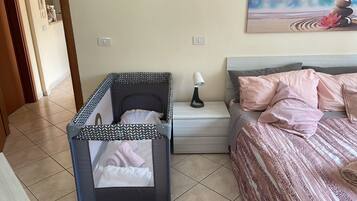 3 Schlafzimmer, Schreibtisch, Bügeleisen/Bügelbrett, Reisekinderbett