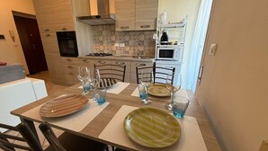 Una cucina moderna con zona pranzo per quattro persone.