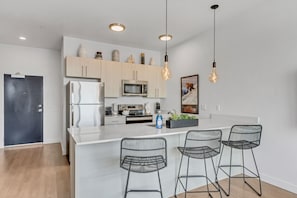 Fridge, microwave, oven, stovetop - Granary SLC King Penthouse+CoWorking Space (Salt Lake City)