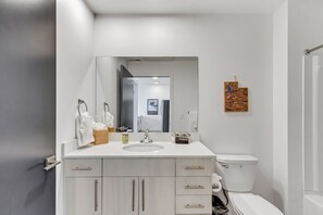 Hair dryer, towels, soap, shampoo - Granary SLC King Penthouse+CoWorking Space (Salt Lake City)