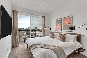 1 habitación, escritorio, tabla de planchar con plancha y internet 