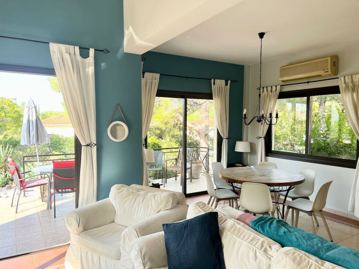 TV connectée, table de tennis de table, livres