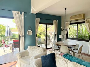 Smart-TV, Tischtennisplatte, Bücher