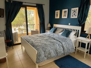 2 Schlafzimmer, Schreibtisch, Bügeleisen/Bügelbrett, Reisekinderbett