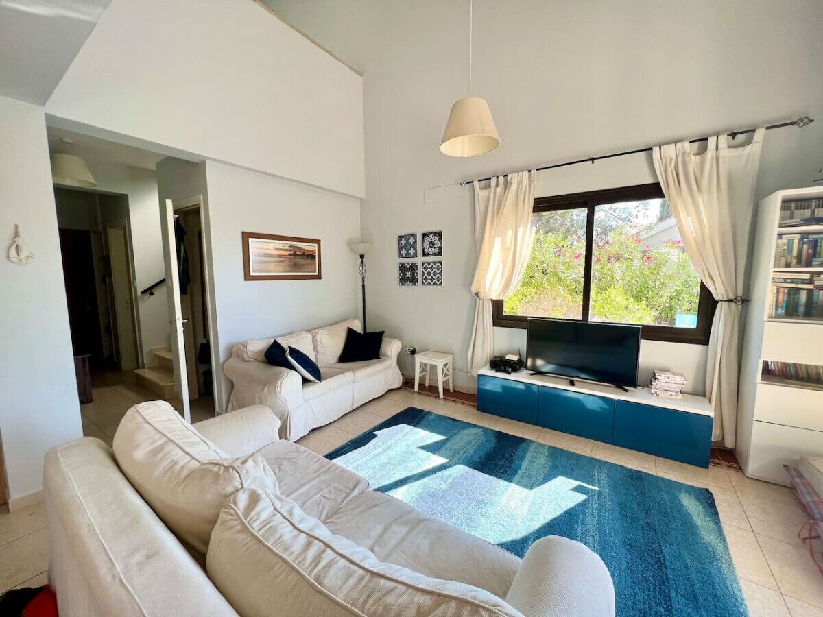 TV connectée, table de tennis de table, livres