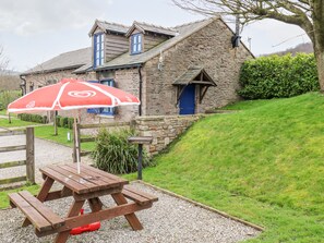 Outdoor dining - The Hay Barn (High Peak)