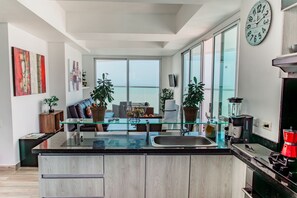 Luksussviitti, 2 makuuhuonetta, valtamerinäköala, rannalla | Oleskelualue | Älytelevisio, älykaiuttimet