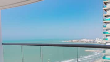 Luxury-Suite, 2 Schlafzimmer, Meerblick, am Strand | Terrasse/Patio
