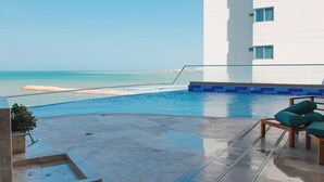 A poolside area with a view of the beach and ocean. - Playa Cartagena (Cartagena)