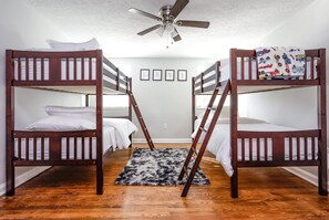 6 bedrooms, desk, iron/ironing board, travel crib
