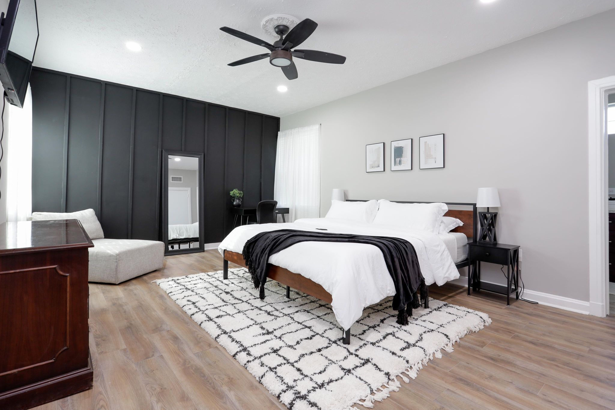 6 habitaciones, escritorio y tabla de planchar con plancha 